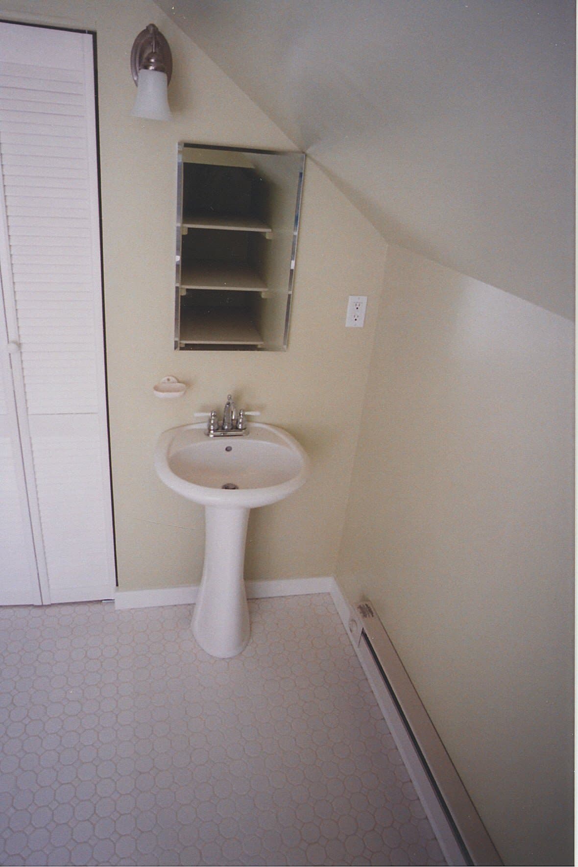 Bungalow Bathroom — photo 10