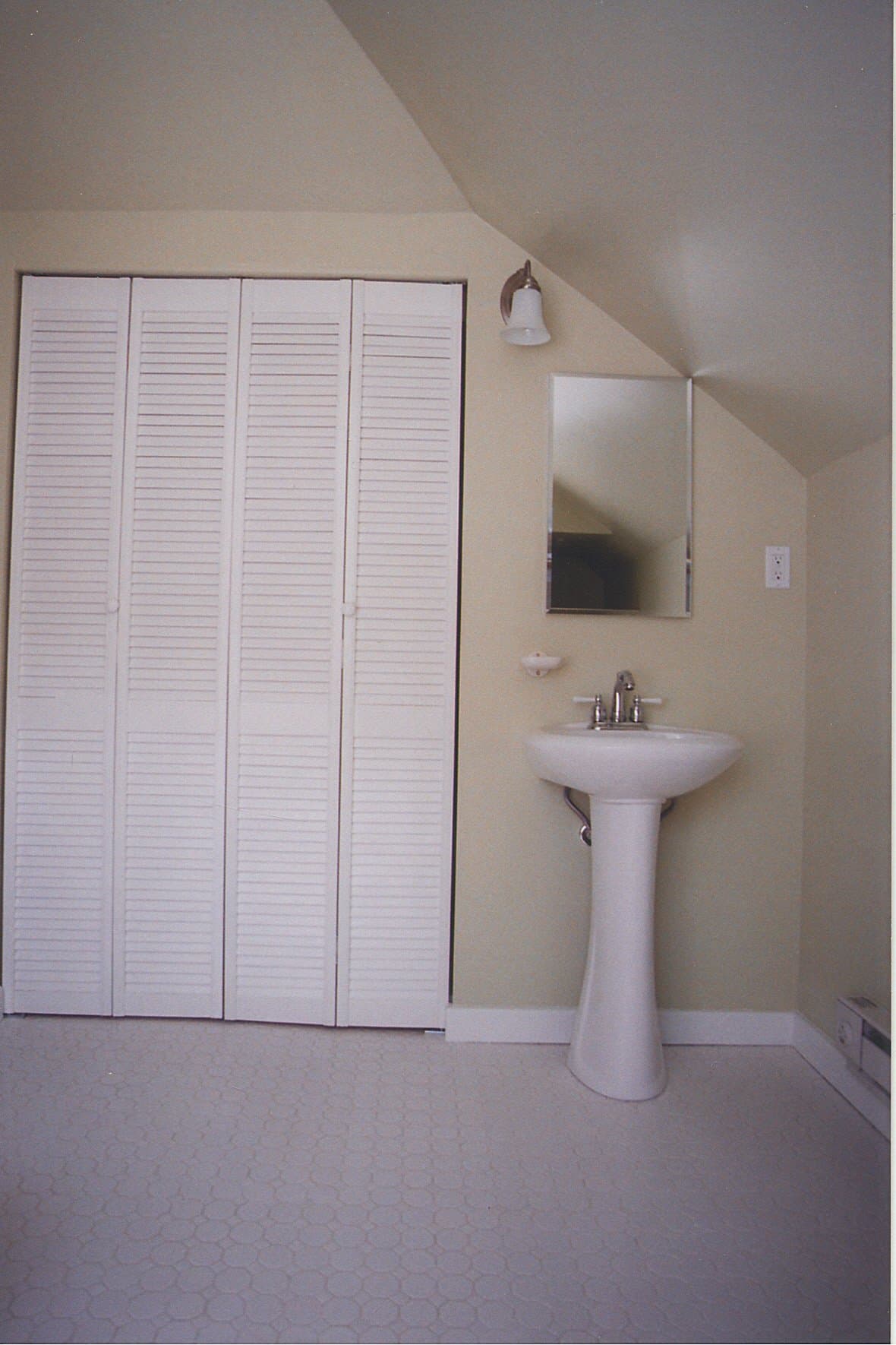 Bungalow Bathroom — photo 7
