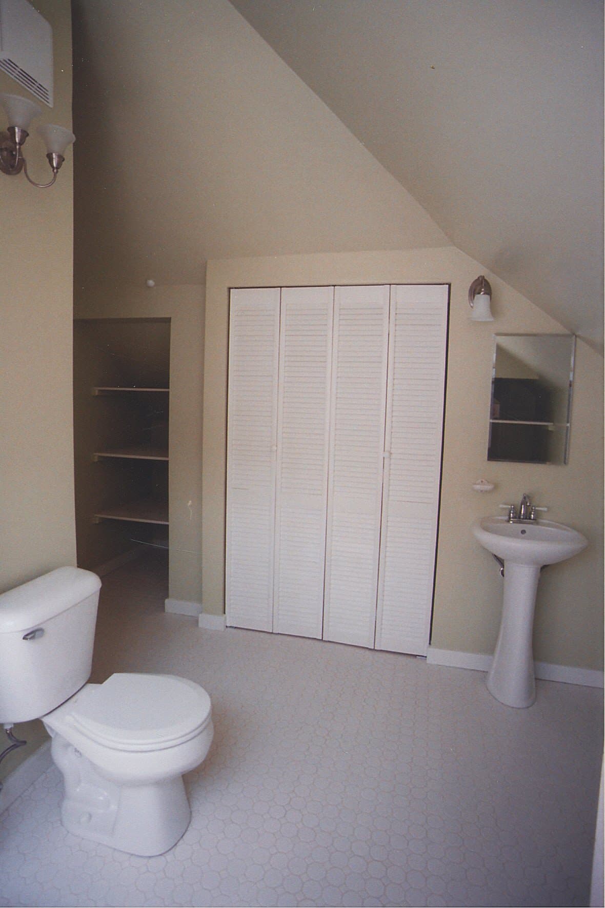 Bungalow Bathroom — photo 8