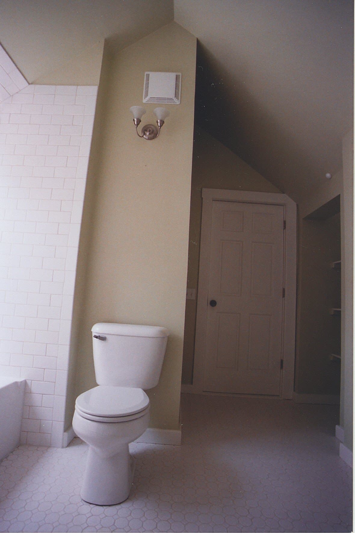 Bungalow Bathroom — photo 9